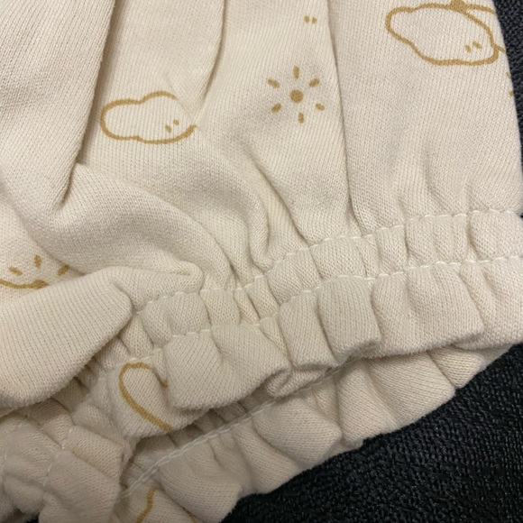 xSOLDQuincy Mae Gathered Bloomers, Natural Cloud Design 3-6M Gender Neutral - Picture 4 of 7